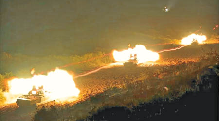 解放軍兩棲坦克部隊日前舉行實彈射擊演練。（互聯網圖片）