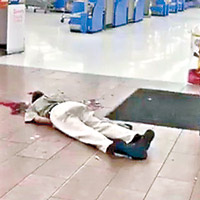 有人浴血倒在地上。