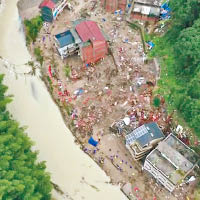 溫嶺<br>山泥傾瀉形成的堰塞湖崩決毀村。