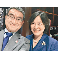 河野華春瑩又自拍<br>日本外相河野太郎周二晚探訪古北水鎮、夜登長城，更和中國外交部發言人華春瑩自拍。今次是二人事隔一年半以來再次自拍，相中兩人笑容燦爛，河野還留言稱是「久違的自拍」。