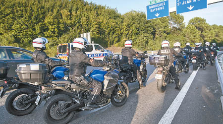 法國警方加強會場一帶保安。（美聯社圖片）
