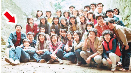 網民貼出韓國瑜（箭嘴示）大一時與同學的合照。（互聯網圖片）
