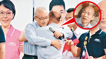 吳敦義和韓國瑜（小圖）在台上擁抱。（中時電子報圖片）
