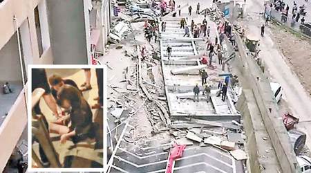 高空連廊垮塌後滿地瓦礫。小圖：女傷者在現場待救。（互聯網圖片）
