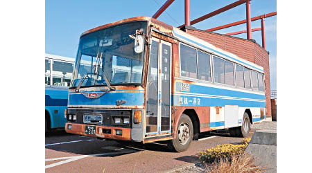 昭和巴士車身被海風侵蝕生銹。