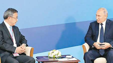 胡春華（左）與普京（右）在東方經濟論壇上會面。
