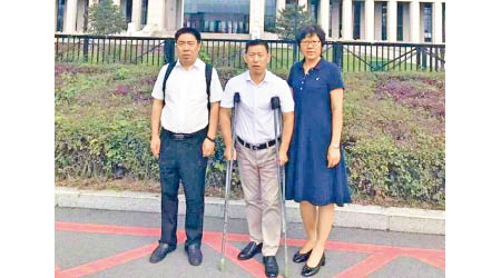 金哲宏（中）獲得五百一十三萬港元的國家賠償。