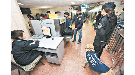 北京地鐵加強安檢。（互聯網圖片）