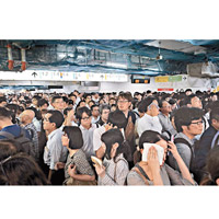 新宿車站逼滿乘客。