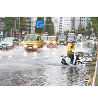 颱風帶來暴雨，東京道路嚴重水浸。