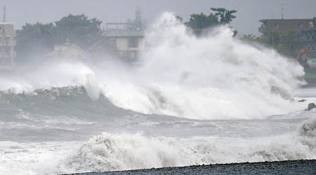 靜岡市岸邊翻起大浪。（美聯社圖片）