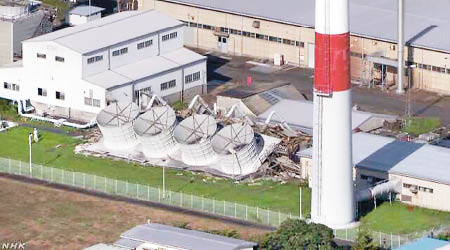 大洗研究所的冷卻塔遭強風吹毀。（電視畫面）