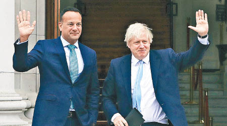 約翰遜（右）與瓦拉德卡（左）會面，商討英國脫歐問題。（美聯社圖片）