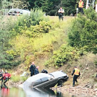 警方派人打撈汽車。