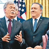 博爾頓（左）被革職後，有傳蓬佩奧（右）兼任國家安全顧問。（美聯社圖片）