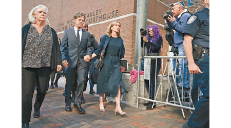 菲莉絲蒂夏夫曼（中）與丈夫威廉馬斯（左）離開法院。（美聯社圖片）
