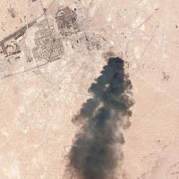 布蓋格煉油廠冒出濃厚黑煙，從衞星圖亦清晰可見。