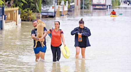 穆爾西亞有街道被洪水淹沒。（美聯社圖片）