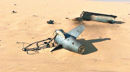 網上流傳照片，可見巡航導彈殘骸散落沙漠。（互聯網圖片）