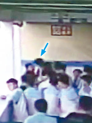 學長與學弟（藍箭嘴示）在人群中爭執。