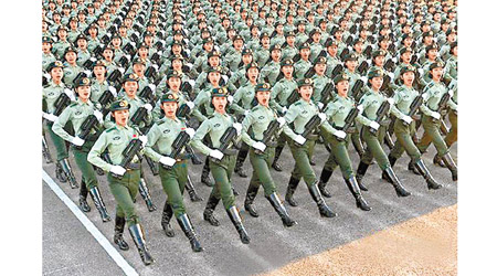 十一閱兵的女兵方隊進行演練。（互聯網圖片）