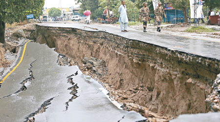 巴基斯坦北部有道路在地震中斷裂。（美聯社圖片）