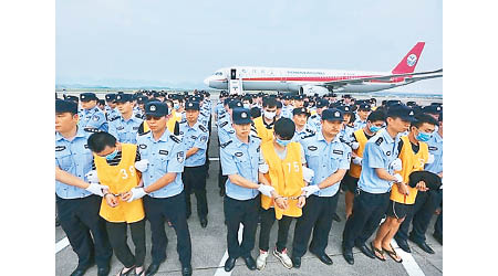 中國近年多次將在柬埔寨犯案的罪犯押解回國。