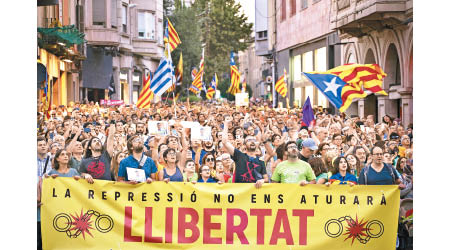 巴塞隆拿有大批支持獨立的民眾示威。（美聯社圖片）