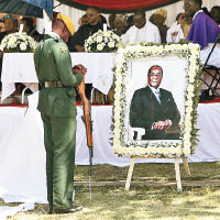 穆加貝在其家鄉庫塔邁落葬。（美聯社圖片）