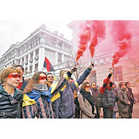 示威者斥責政府向俄羅斯投降。（美聯社圖片）