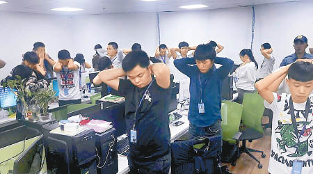 菲律賓警方拘捕大批黑工。（互聯網圖片）