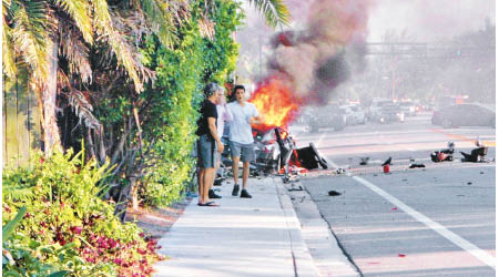 涉事電動車撞牆後起火爆炸。（互聯網圖片）
