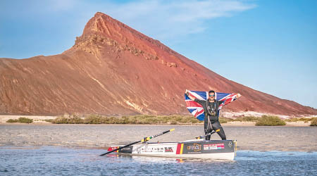 懷利完成獨自划艇橫越曼德海峽壯舉。