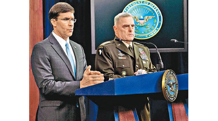 防長埃斯珀（左）警告伊朗不要輕舉妄動。右為參謀長聯席會議主席米利。
