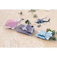 多處嚴重水浸，居民要由自衞隊直升機救走。
