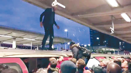 示威者爬上車頂，惹起不滿。（電視畫面）