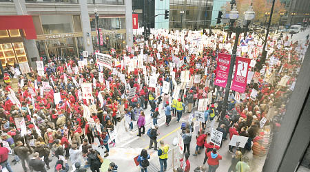 大批教師、工會成員及支持者遊行。（美聯社圖片）