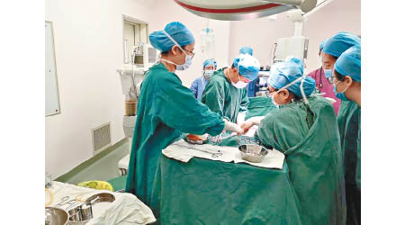 醫生為產婦做手術。（互聯網圖片）