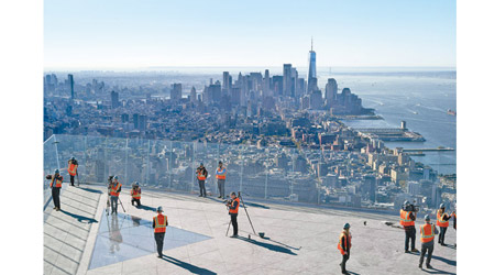 露天平台位於一百樓高空，能把紐約市的景象盡收眼底。（美聯社圖片）