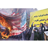 德黑蘭前美國大使館外，民眾燒毀美國國旗。（美聯社圖片）