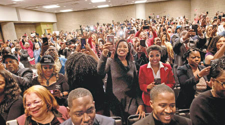 大批非裔民眾支持特朗普造勢大會。（美聯社圖片）