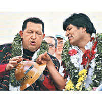 已故委內瑞拉總統查韋斯（左）與莫氏友好。