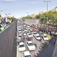 民眾停泊汽車於公路堵路抗議。（美聯社圖片）