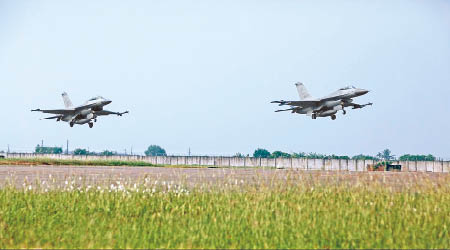 F16戰機升空執行反空襲演習。（互聯網圖片）