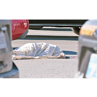 警方用白布遮蓋遺體。