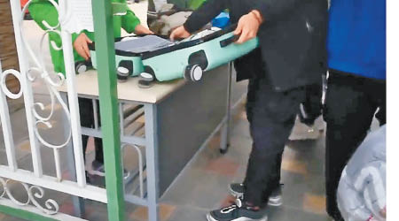 老師檢查學生行李，要求脫鞋受檢。（互聯網圖片）