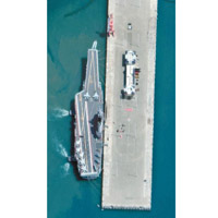 002航母海試<br>002航母日前停靠海南三亞軍港。（美聯社圖片）