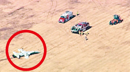 T38教練機（紅圓示）墜落草地上下翻轉。（美聯社圖片）