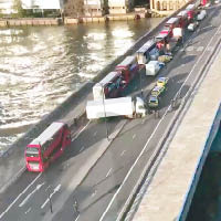 倫敦橋一片混亂。