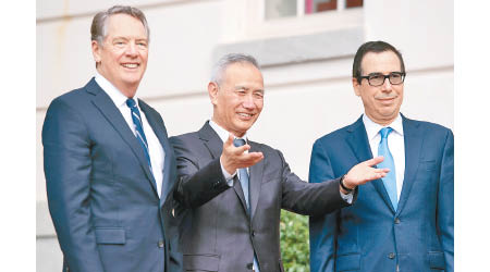 （左起）美國貿易代表萊蒂澤、中國國務院副總理劉鶴及美國財長姆紐欽早前在美談判。